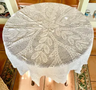 Mantel de crochet beige y blanco