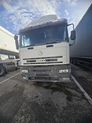 Camion Iveco EuroTech con jaula ganadera