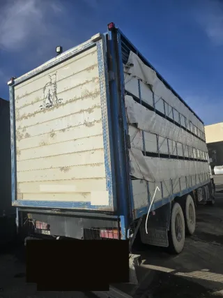 Camion Iveco EuroTech con jaula ganadera