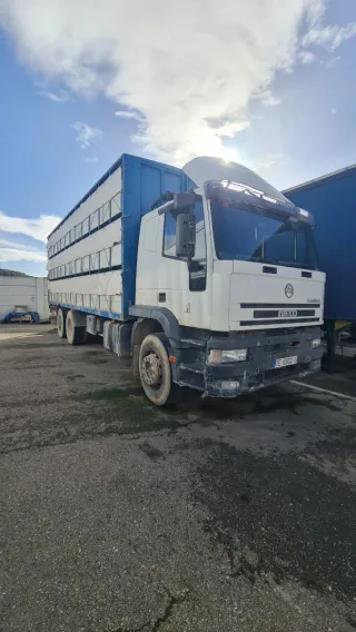 Camion Iveco EuroTech con jaula ganadera