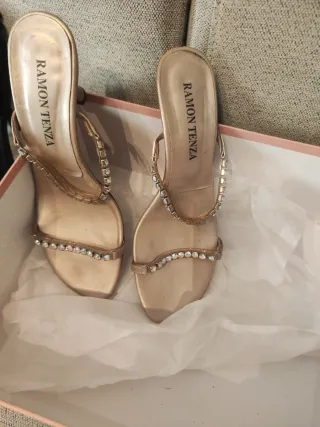 Sandalias RAMON TENZA doradas con pedrería