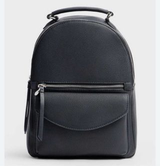 Mochila negra estilo cuero