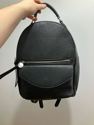 Mochila negra estilo cuero