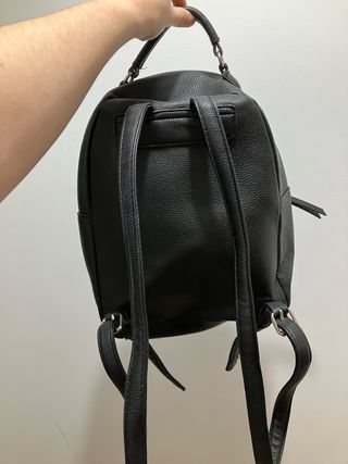 Mochila negra estilo cuero