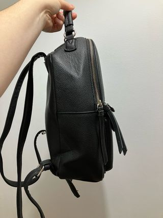 Mochila negra estilo cuero