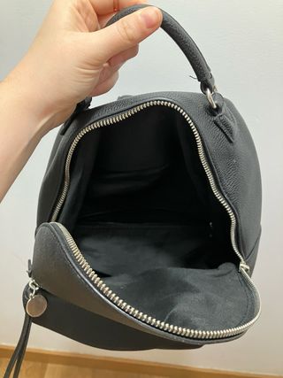 Mochila negra estilo cuero