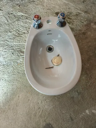 Bidé de cerámica blanco y metal