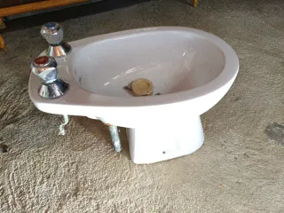 Bidé de cerámica blanco y metal