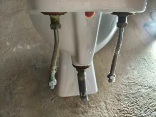 Bidé de cerámica blanco y metal