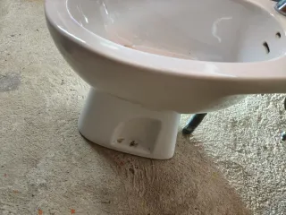 Bidé de cerámica blanco y metal