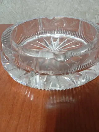 Posacenere in cristallo con decorazioni