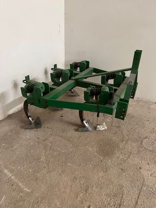 Arado cultivador de muelles