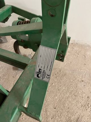 Arado cultivador de muelles