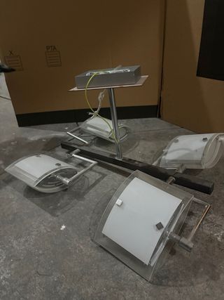 Lámparas de techo y mesita madera/metal