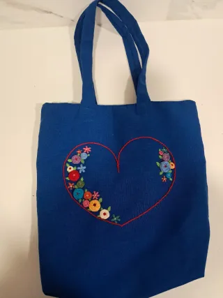 Bolso bordado hecha a mano – por encargo.