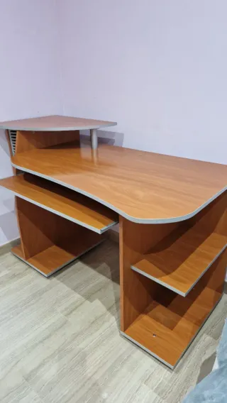 Escritorio de madera marrón