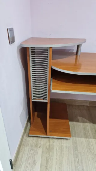 Escritorio de madera marrón