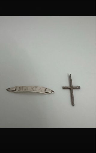 Cruz y esclava de plata con nombre sin eslabones.