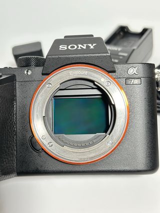Sony A7R II - Câmera Mirrorless Full-Frame 42.4MP