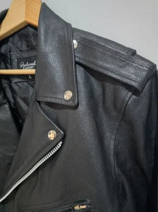 Cazadora de cuero cruzada