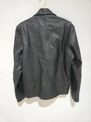 Cazadora de cuero cruzada