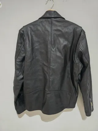 Cazadora de cuero cruzada