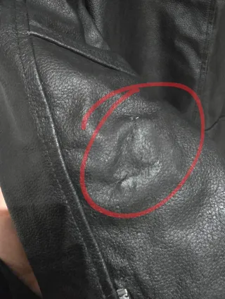 Cazadora de cuero cruzada