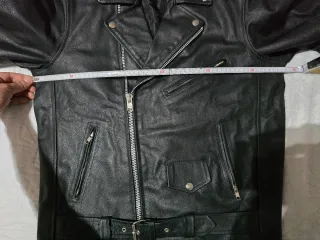 Cazadora de cuero cruzada