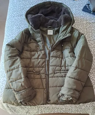 Abrigo acolchado verde oliva con forro polar suave