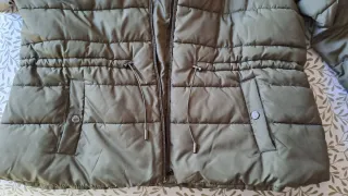 Abrigo acolchado verde oliva con forro polar suave