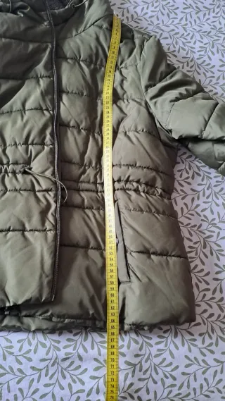 Abrigo acolchado verde oliva con forro polar suave