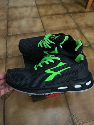 Zapatos de seguridad U-Power negros y verdes