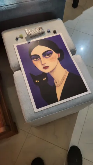 Poster A3 Donna con Gatto Nero Viola