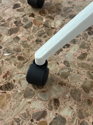 Silla de oficina ergonómica negra y blanca.