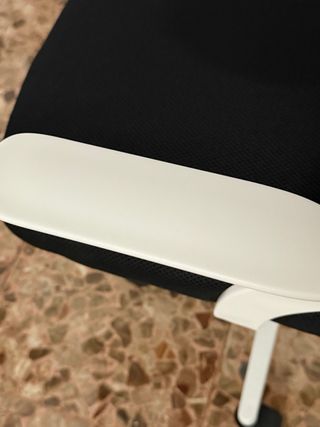 Silla de oficina ergonómica negra y blanca.