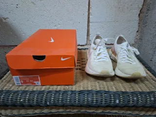 Zapatillas Nike Mujer Beige y Rosa