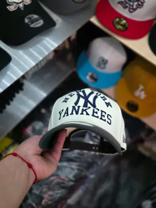 Gorra New Era Negra con Diseño