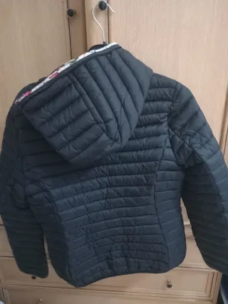 Cazadora negra con capucha,