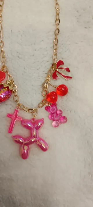Collar con dijes de fresa, cereza y globo