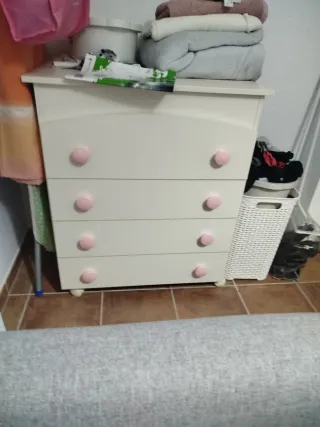 Cómoda bebé madera y mimbre