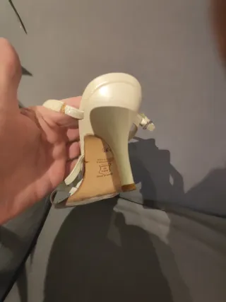 Zapatos de tacón blancos