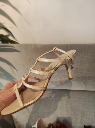 Zapatos de tacón blancos