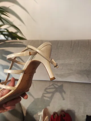 Zapatos de tacón blancos