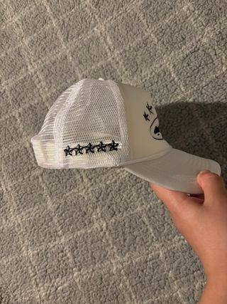 Gorra Corteiz blanca estilo trucker