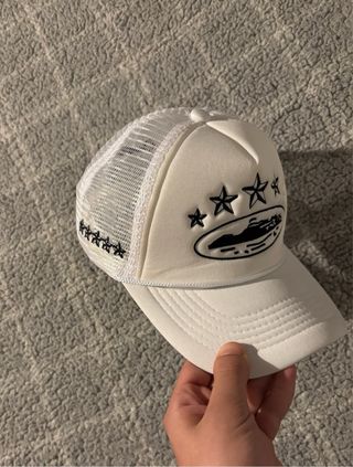 Gorra Corteiz blanca estilo trucker