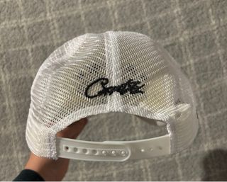 Gorra Corteiz blanca estilo trucker