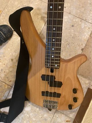 Bajo Yamaha madera natural