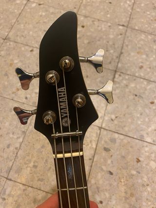 Bajo Yamaha madera natural