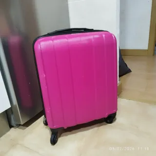 Maleta pequeña rosa con ruedas