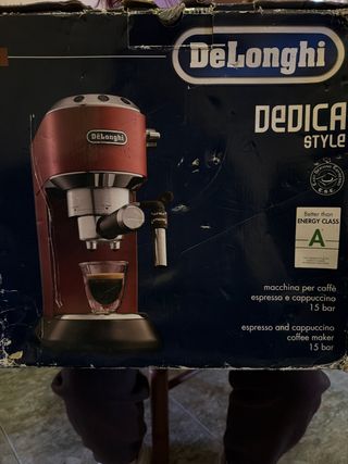 Macchina da caffè DeLonghi Dedica Style rossa